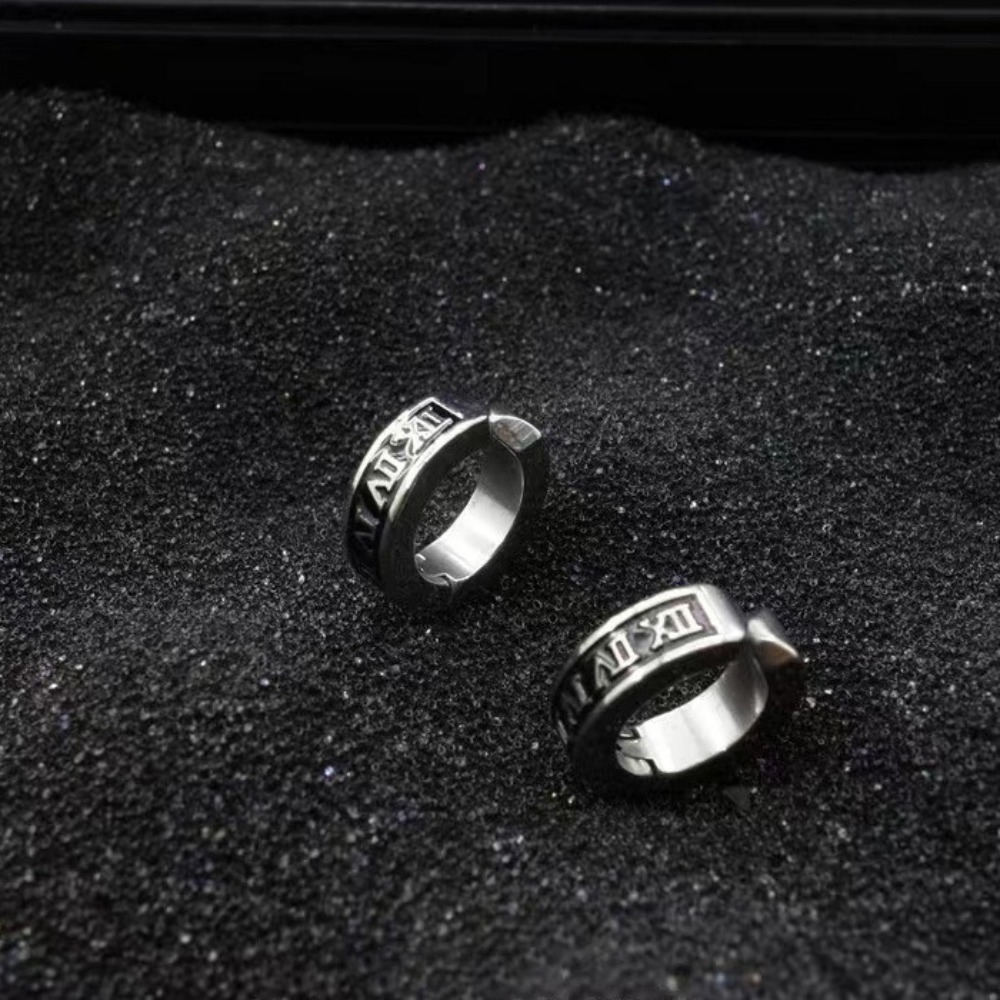 Men Accessories Look - ต่างหูแบบหนีบตัวเลขโรมันสไตล์เรโทร 1 คู่สำหรับผู้ชาย - เครื่องประดับเรียบง่ายและมีสไตล์เพื่อลุคเท่ๆ อุปกรณ์เสริมสำหรับสไตล์มินิมอล