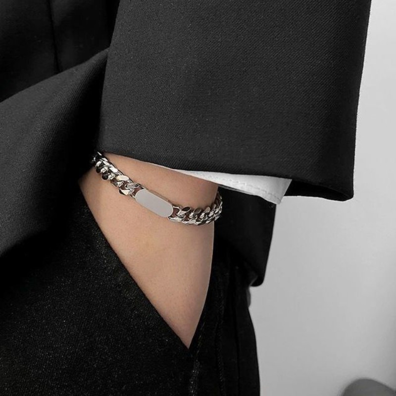 Men Accessories Look - สร้อยข้อมือแฟชั่นผู้ชายดีไซน์พรีเมียม โดดเด่น ทันสมัย หรูหรา เครื่องประดับข้อมืออเนกประสงค์สำหรับชุดลำลองประจำวันของผู้ชาย